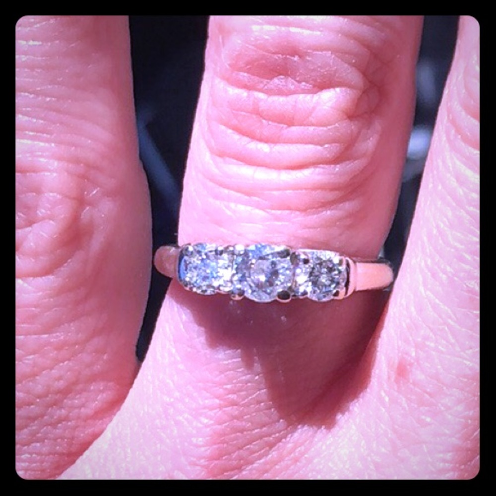 14 KWG 3 stone engagement ring - Picture 1 of 2